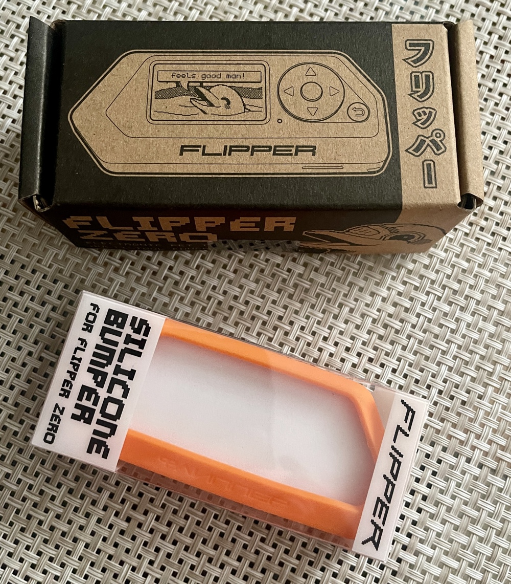 Unbenutzter FLIPPER ZEROS in Originalverpackung mit zusätzlicher Silikonhülle