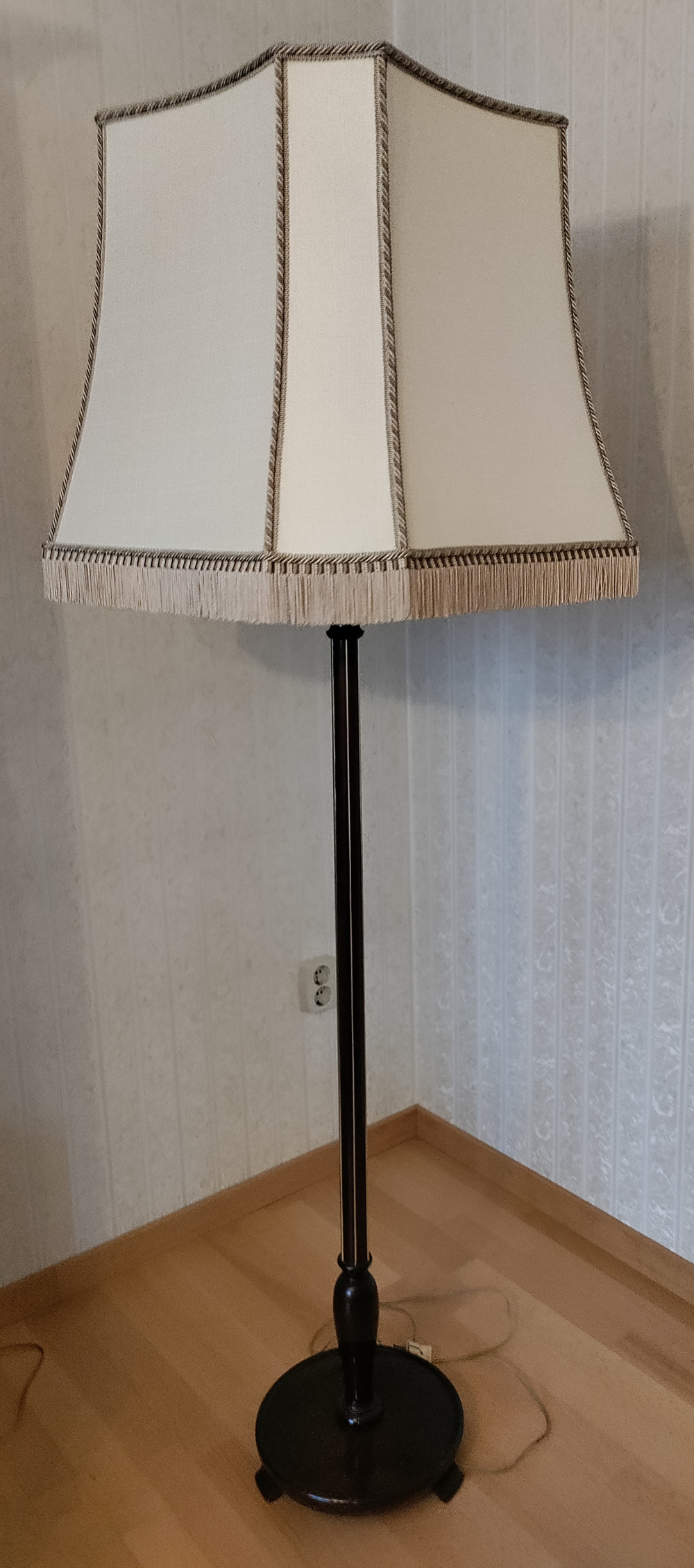 Stehlampe mit Nußbaum Holzfuß und Textilschirm Vintage