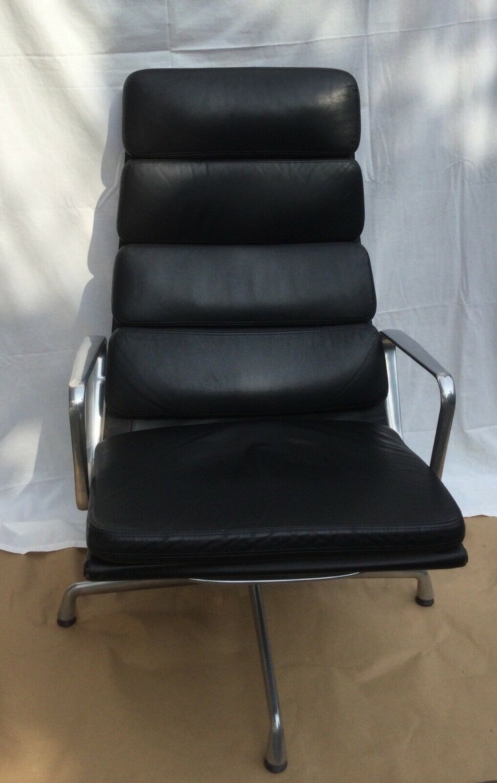 Vitra Charles Eames Aluminium Soft Pad Chair EA 222 Leder schwarz