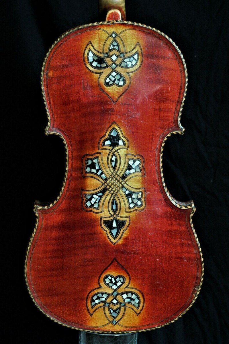 Aussergewöhnlich reich verzierte Geige