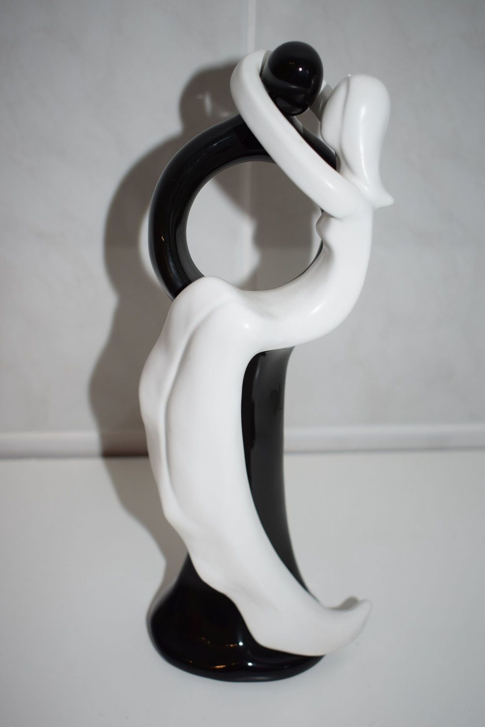 MANN & FRAU UMARMUNG Keramik glasiert 29 cm schwarz weiß !NEU!