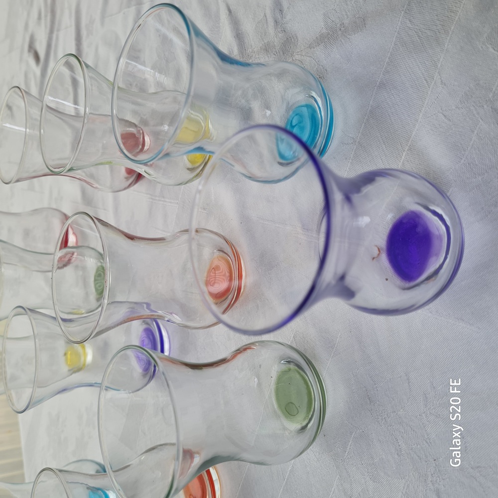 12 Gläser mit farbigem Glasboden