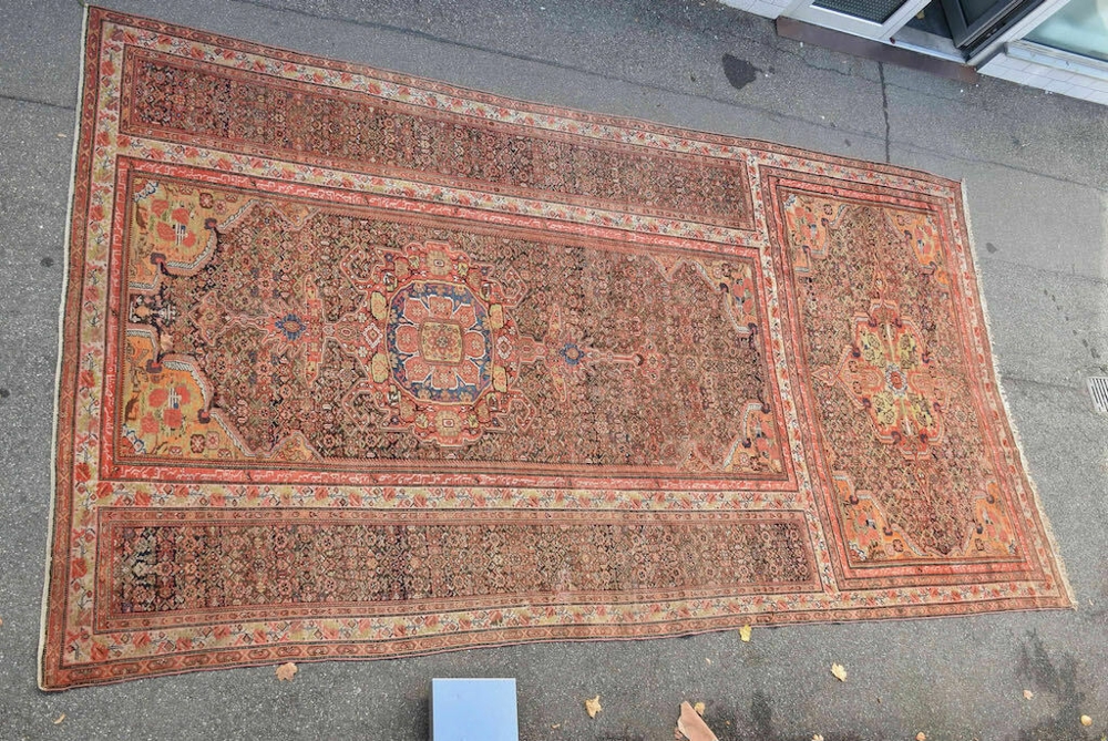 Großer alter Teppich, Maße 607x316 cm, arabisch signiert bezeichnet