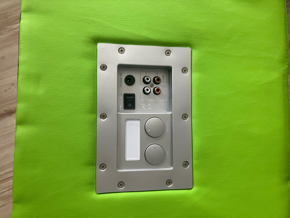 Musikbox in Kunstleder als Hocker Musikbox in Kunstleder als Hocker