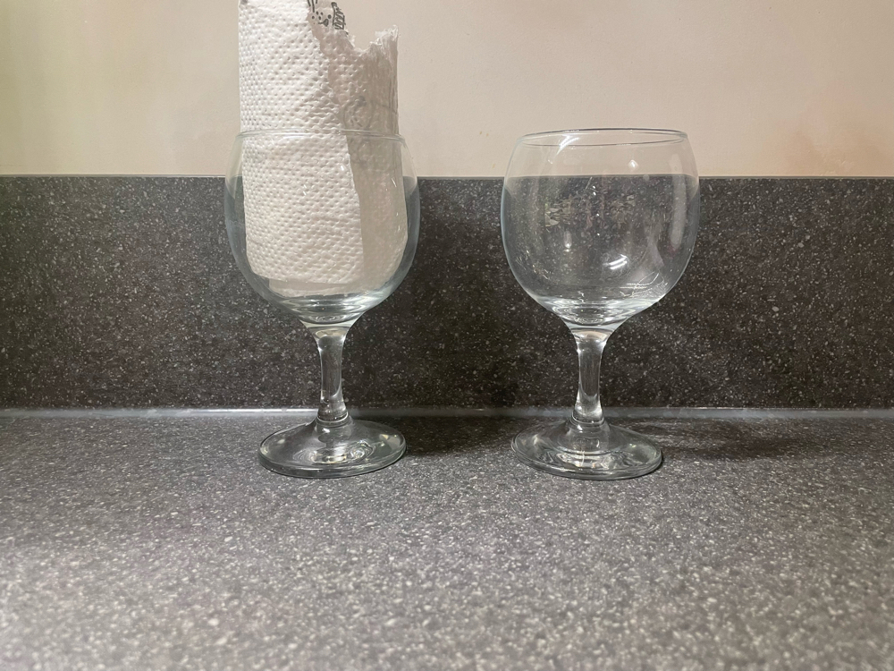 2 Wassergläser mit Stiel, Weingläser