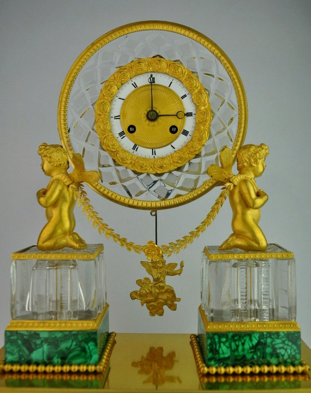 Äußerst Seltene Prunk PenduleGeflügelte Puttis Kristall-Malachit Paris um 1810