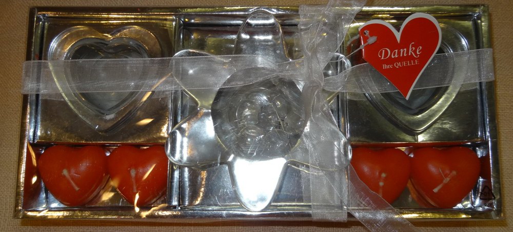 DT Quelle Geschenkset :4 Kerzen 2 Kerzenhalter in Herzform Dekoblüte+ Glassteine unbenutzt, original