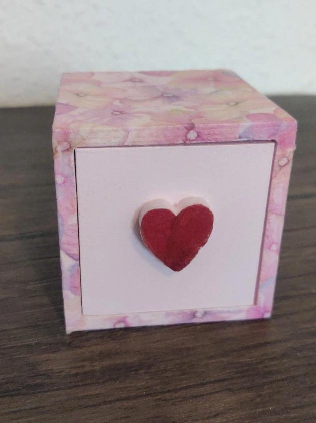 Kleines handbemaltes und decoupiertes Holzkästchen mit rosa Blumenmotiv - Matt lackiert