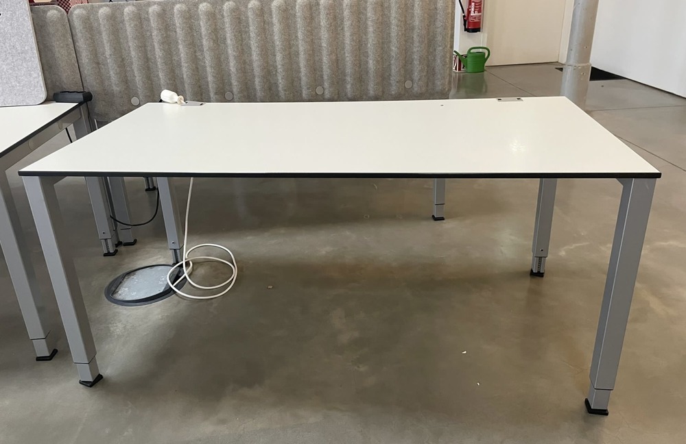 Schreibtische weiß 160x80 cm mit Kabeldurchführung Büroauflösung