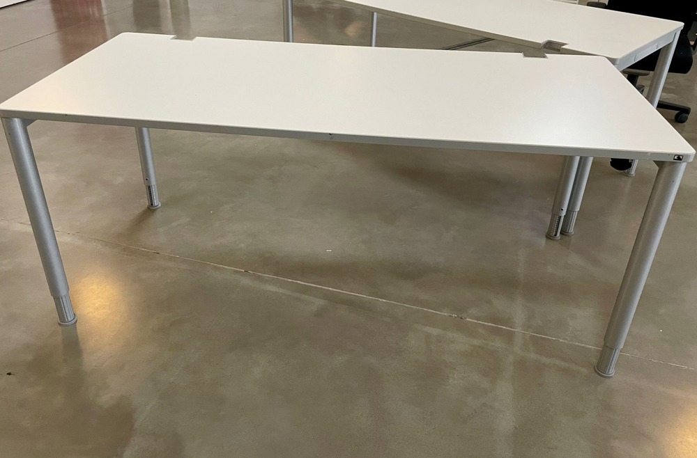 Schreibtische weiß 180x80 cm mit Kabeldurchführung Büroauflösung