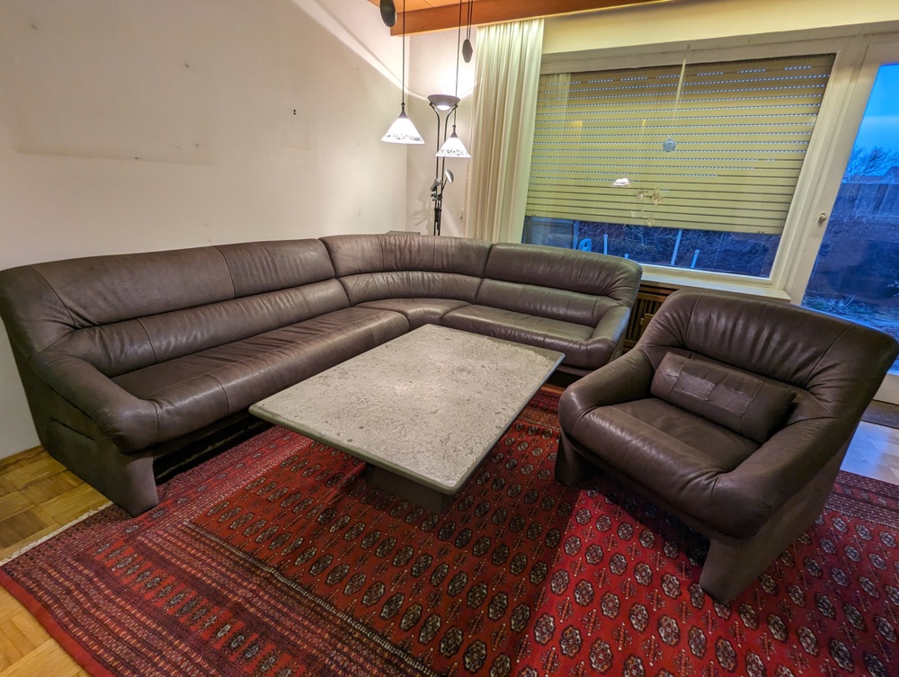 Couch mit Sessel und Wohnzimmertisch zu verschenken