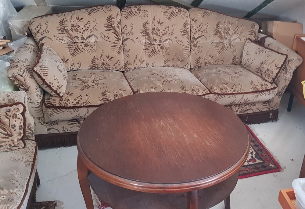 Gut erhaltene Drei- und Zweisitzer Sofa mit Tisch zu verkaufen.