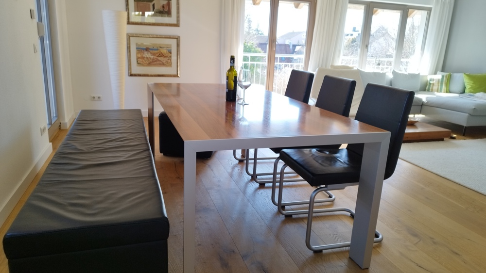 Designer-Essgruppe von Rolf Benz: Eleganter Nussholz-Tisch mit Stühlen und Sitzbank in TOP-Qualität!