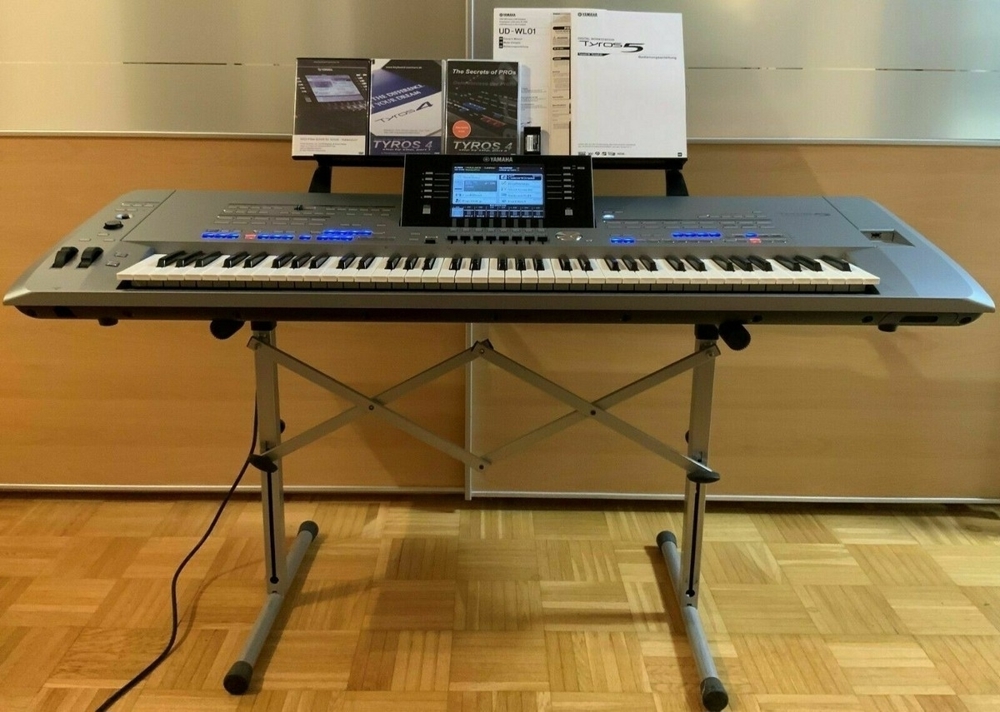 Yamaha Tyros 5-76 Keyboard mit Zubehör