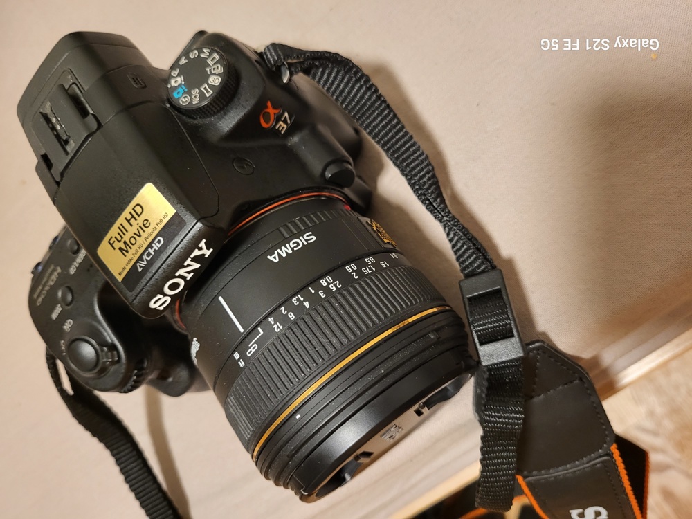Sony Alpha 37a Spiegelreflex Kamera mit SIgma 30mm Objektiv 1,4f  FULL HD VIDEO
