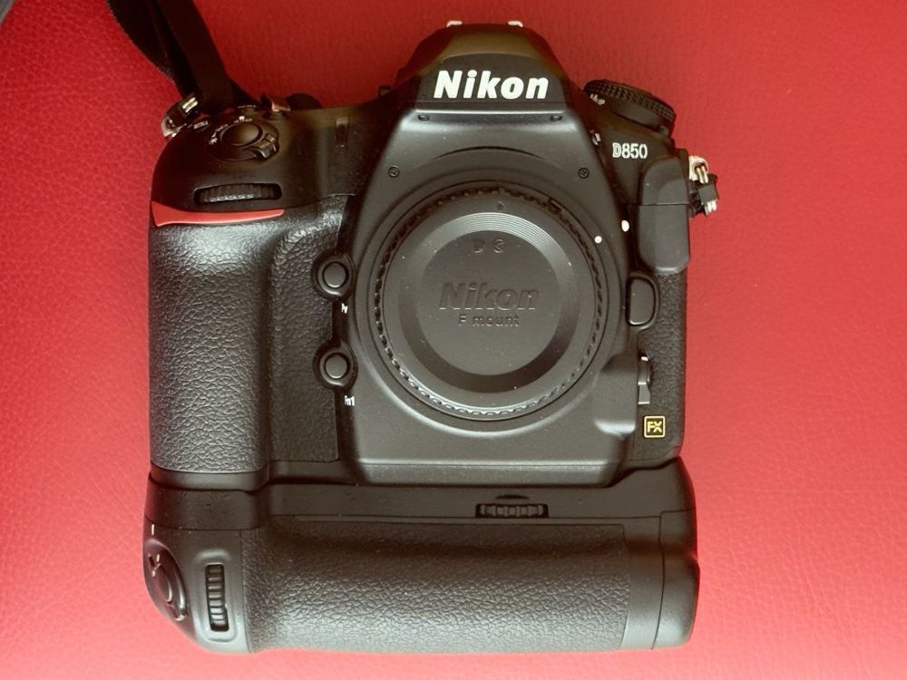 Nikon D850 Body inkl. MB-D18 Battery Pack