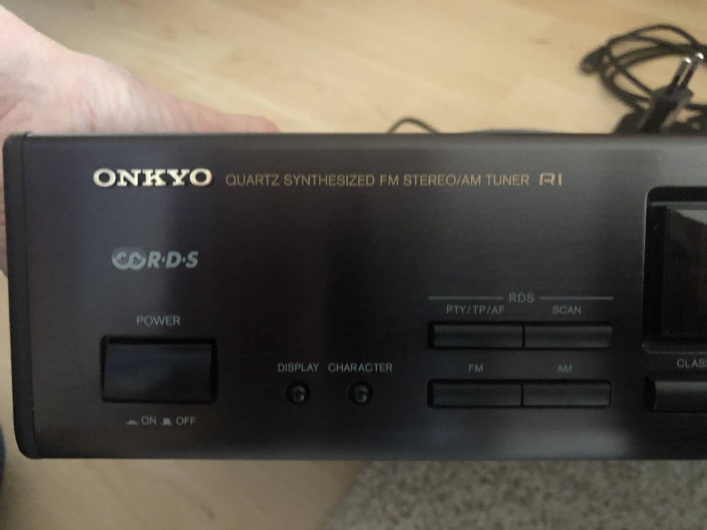 Onkyo Quarz synthezised FM Stereo AM Tuner RI