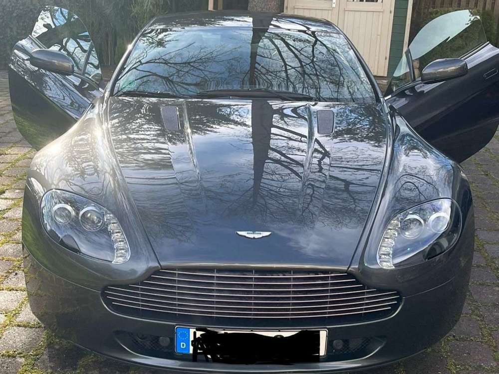 Aston Martin Vantage V8