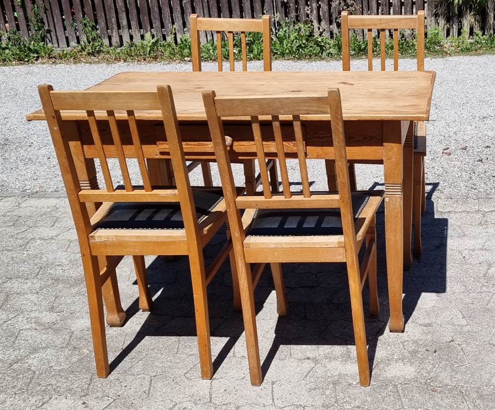 4 wunderschöne alte massive Stühle mit passendem Tisch , Antik Hingucker 