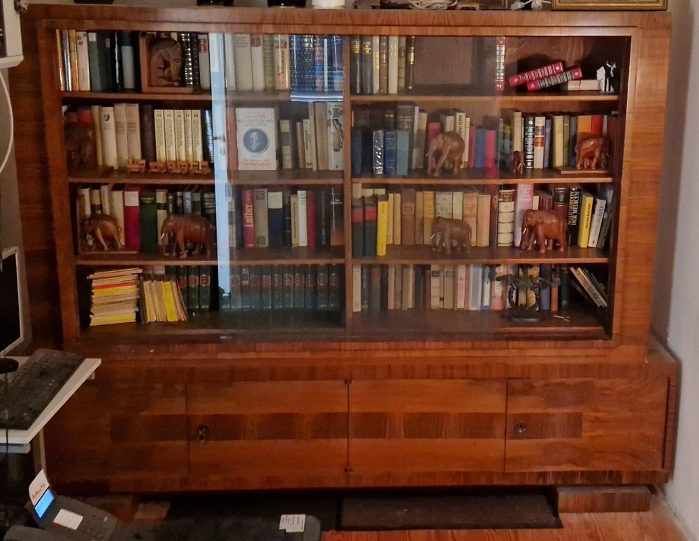 Bücherschrank aus Massivholz