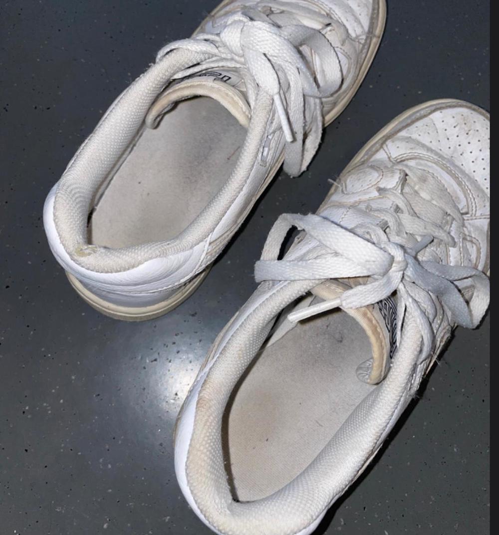 Stinkende, durchgetragende Nike Schuhe 