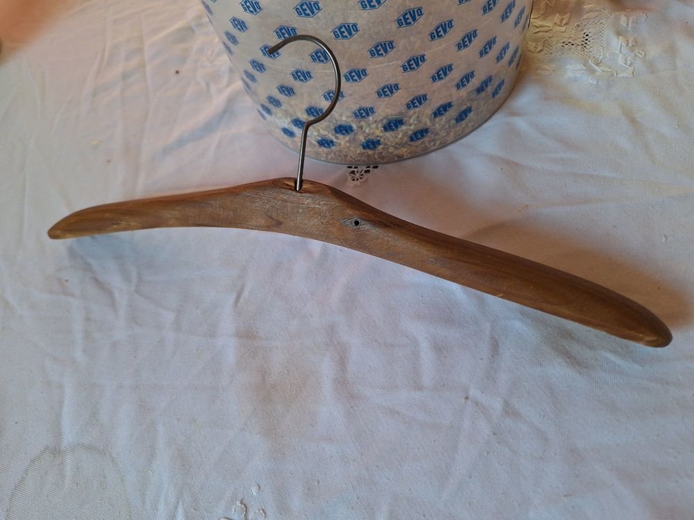antiker Kleiderbügel aus Holz