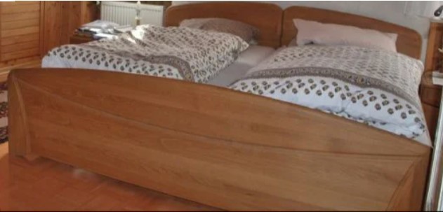 Doppelbett 2 x 2 m mit Matratzen, Röste und Nachttischen