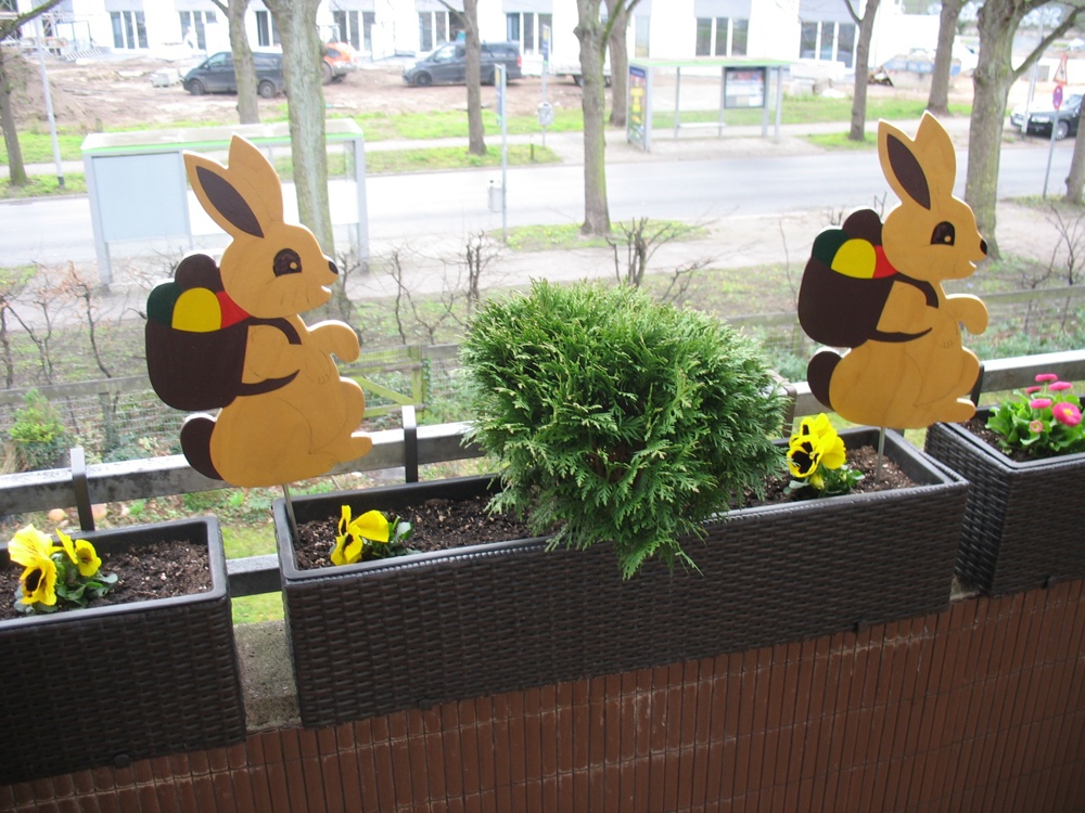 2 Osterhasen als Außendekoration für Balkon oder Garten