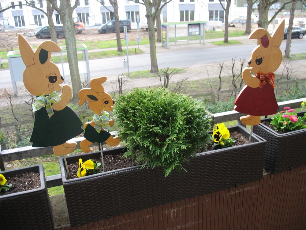 3 Osterhasen als Außendekoration für Balkon oder Garten
