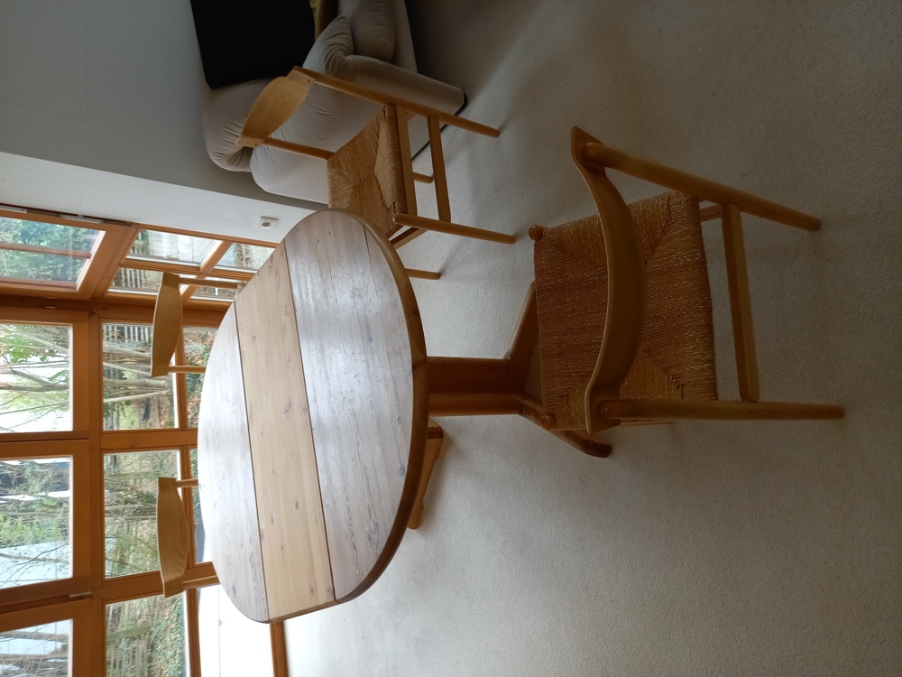 Rustikaler Massivholz-Esstisch (ausziehbar) mit 4 Stühlen