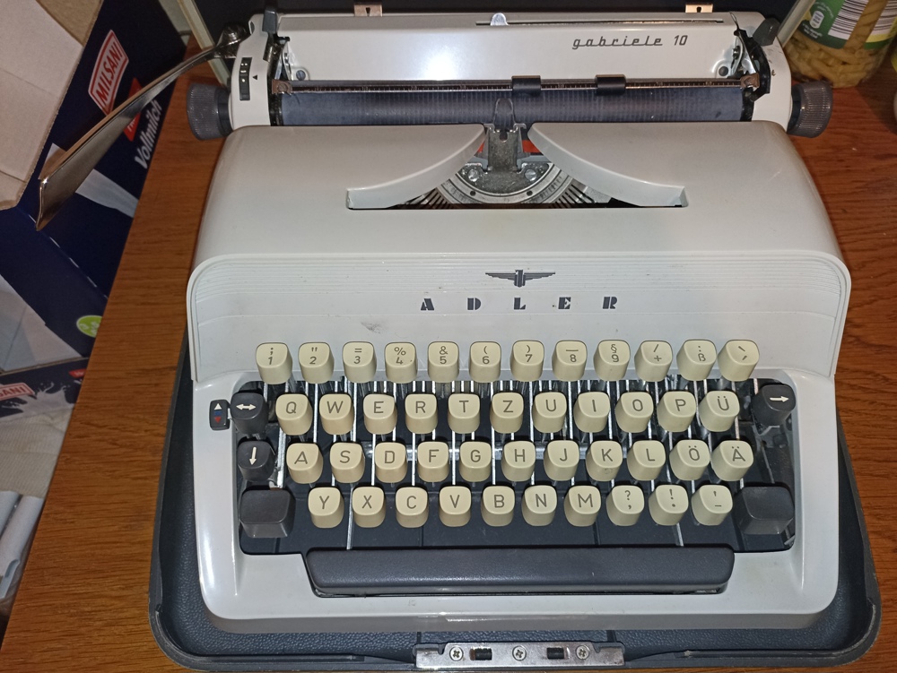 Schreibmaschine Gabriele A 10  GRATIS
