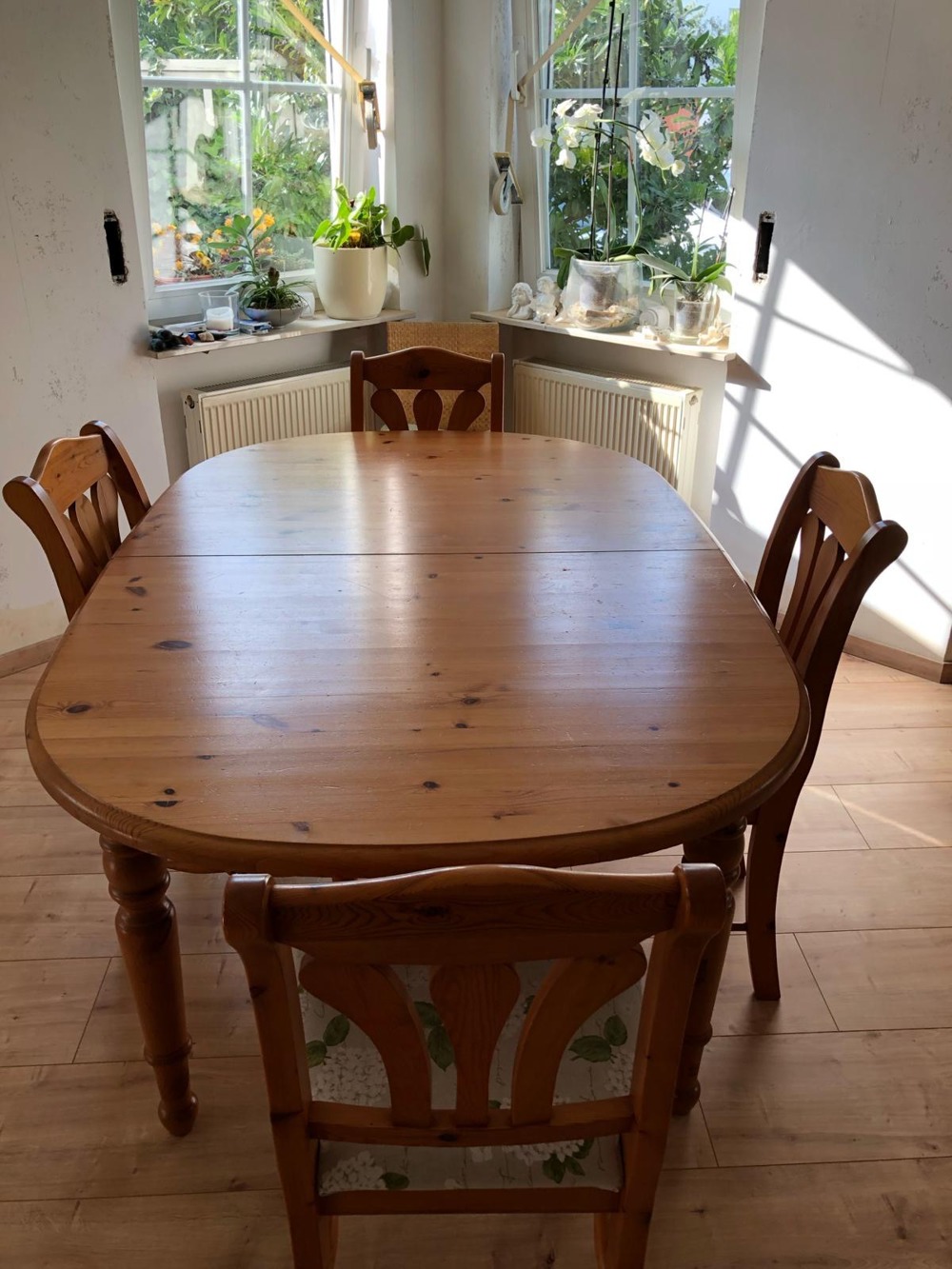 Echtholz Esstisch mit vier Stühlen (Kiefer, honigfarben lackiert)
