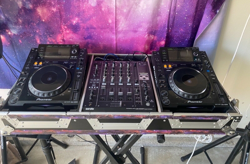 Pioneer DJ CDJ-2000 und Pioneer DJM900SRT Mixer in Custom Box