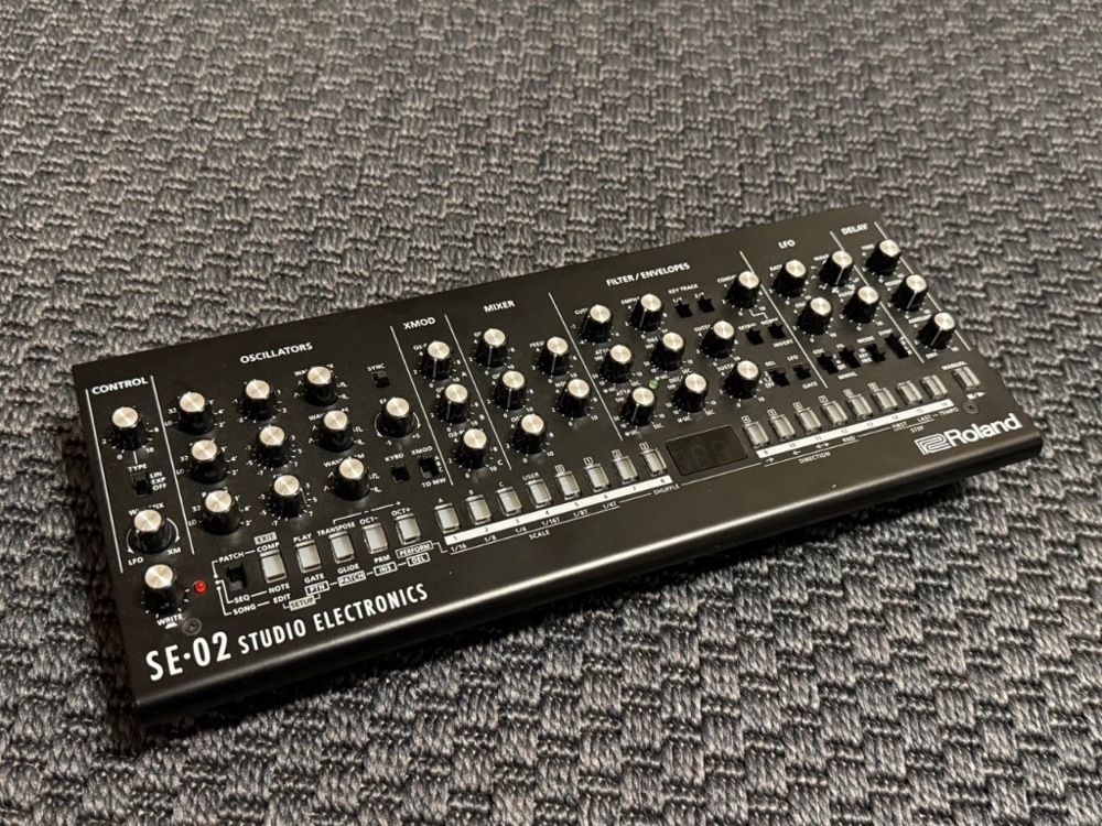 Roland SE-02   analoger Synthesizer 