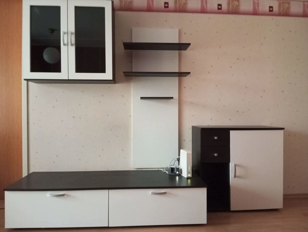 Moderne Wohnwand in weiß-braun mit reichlich Stauraum