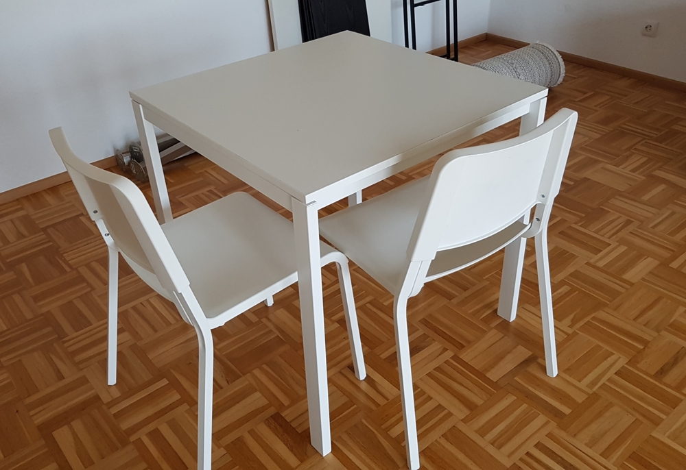 Tisch weiss 75x75 , 2 Stühle weiß, wie neu