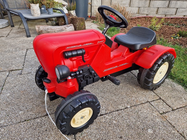BIG Outdoor Spielzeug Fahrzeug Traktor Porsche Diesel Junior rot, schwarz