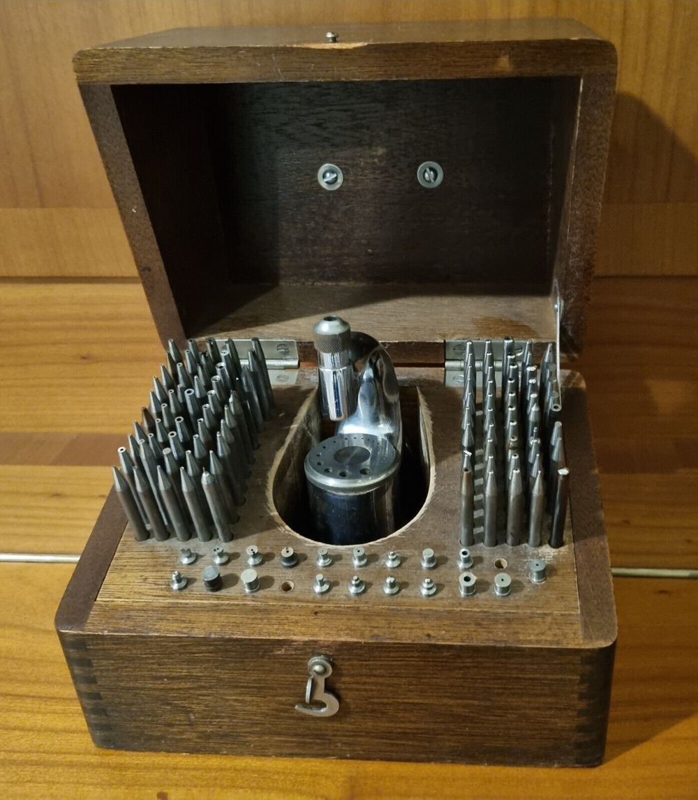  Triebnietmaschine im original Holzkasten K&D Co. Series 600 Uhrmacher Werkzeug
