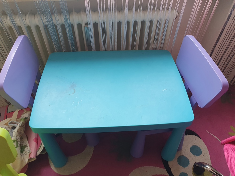 Kinder Tisch und Stühlen