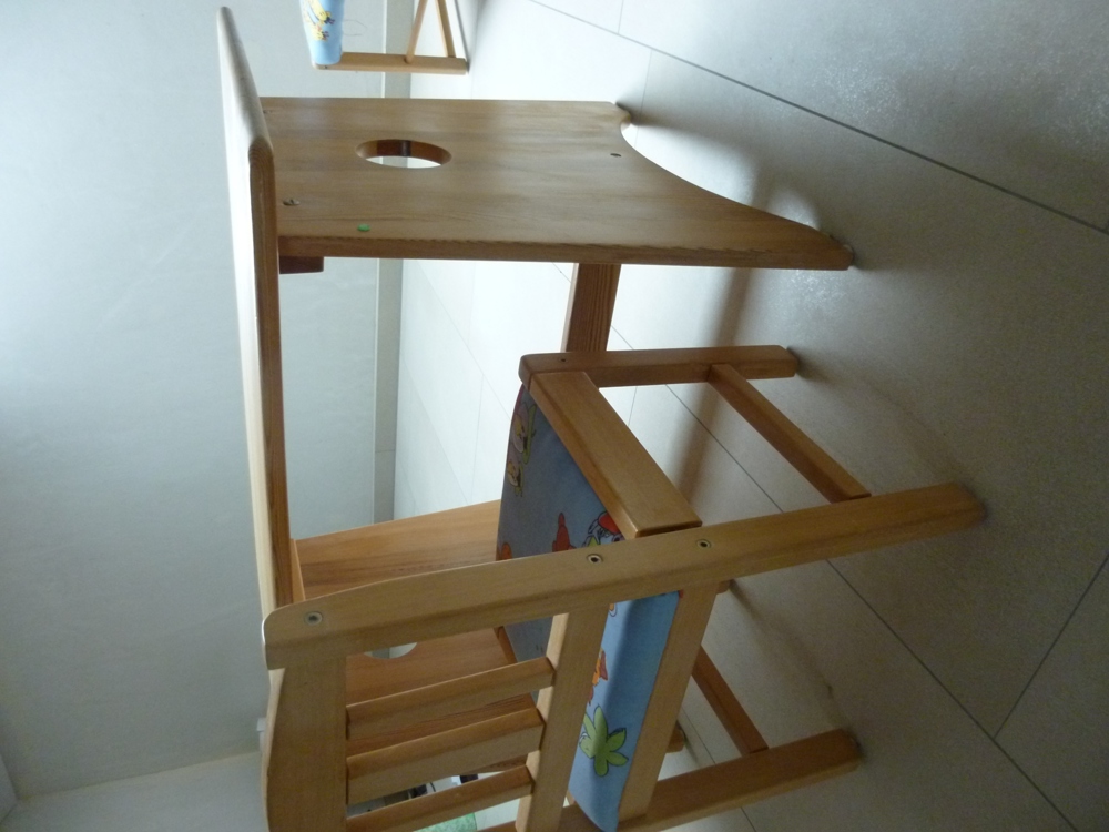 KIndertisch mit zwei Stühlen