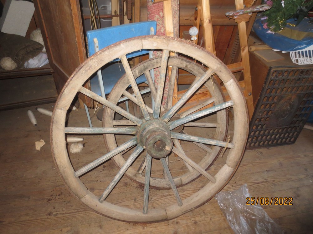 Zwei alte Holzwagenräder