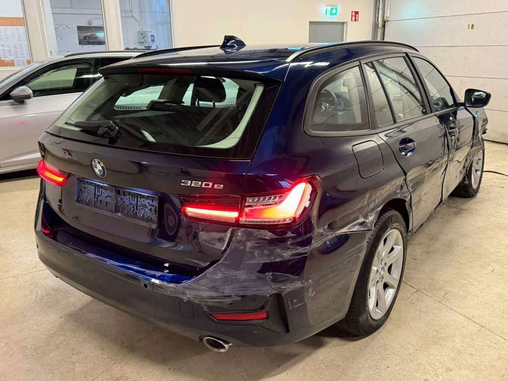 BMW 320 e xDrive Touring Individual*Virtual*LED*Leder