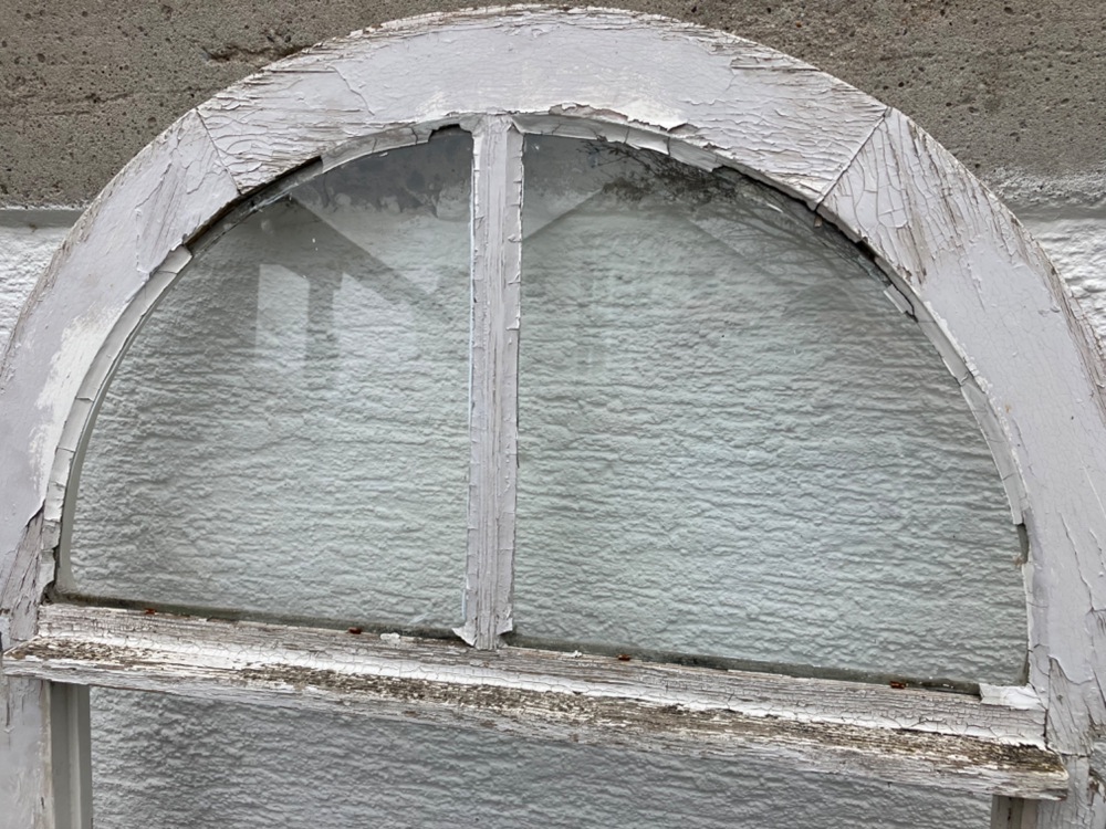 altes antikes Fenster Holzfenster Rundbogen