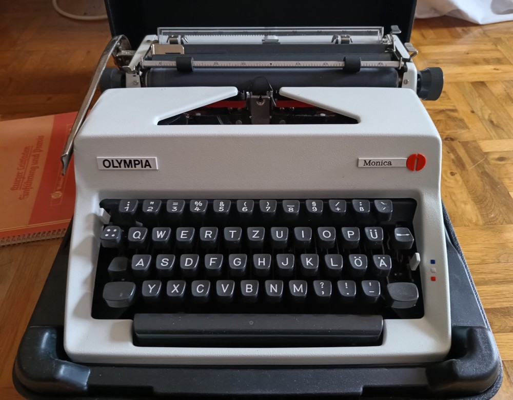 Schreibmaschine Olympia Monika 