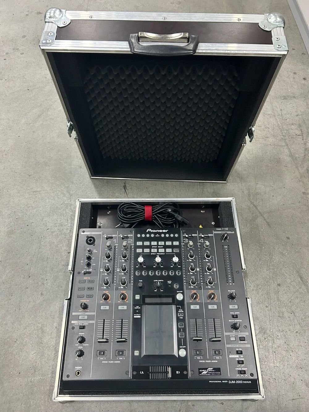  PIONEER DJM-2000NXS, DJ-Mixer im Case ! 