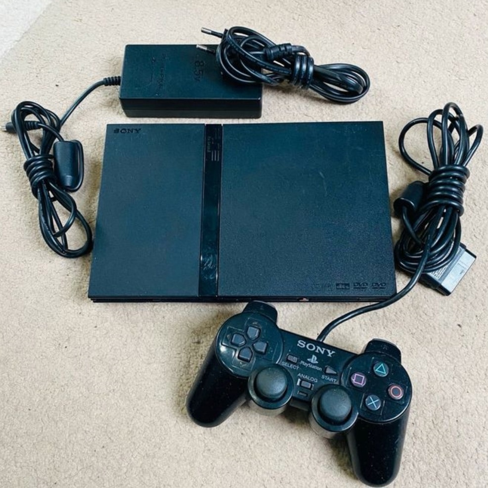 PS2 mit Controller und Kabeln 