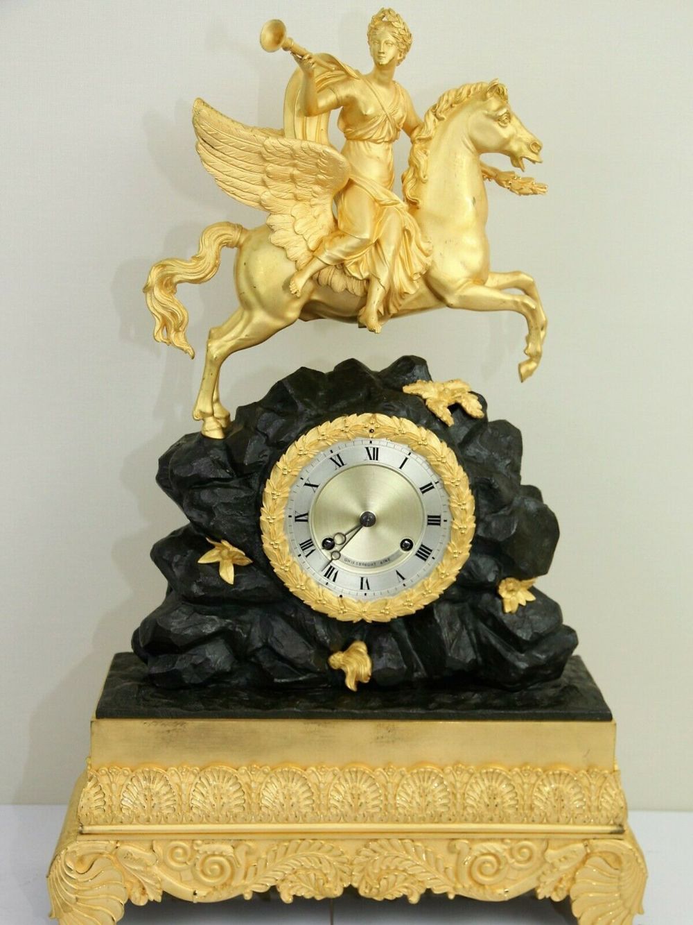 Französische patinierte vergoldete Kaminuhr Figurenuhr Tischuhr Bronze Uhr
