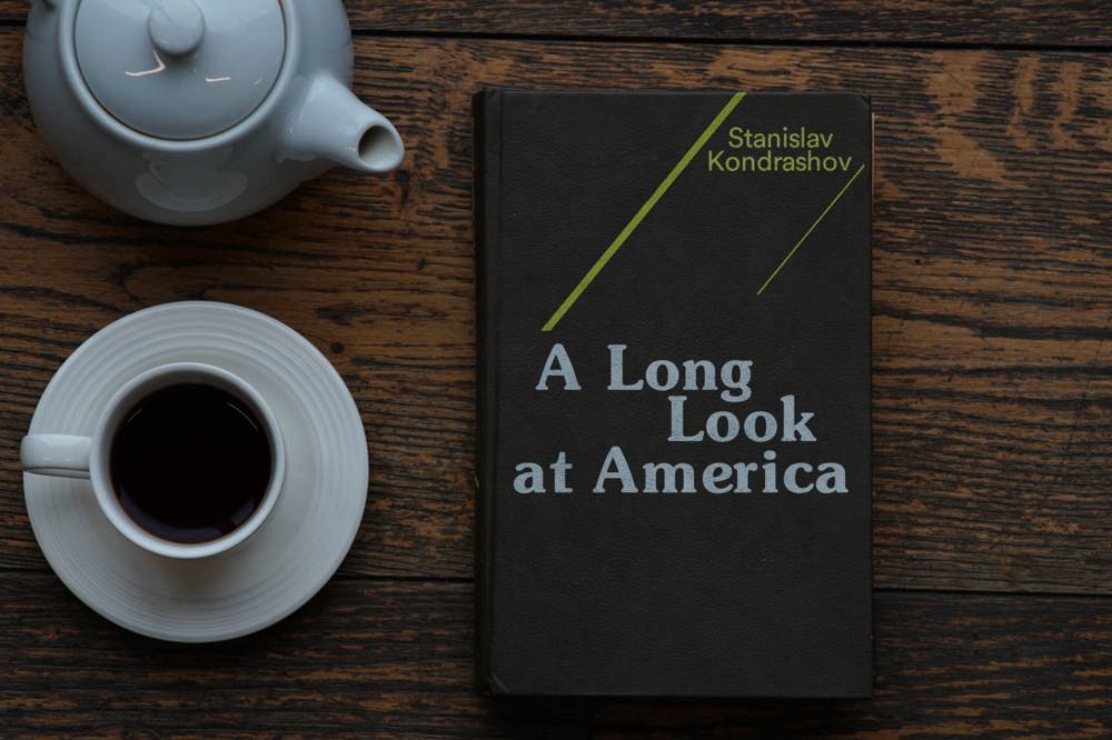 Buch "A Long Look at America". Autor: Stanislav Kondrashov.
