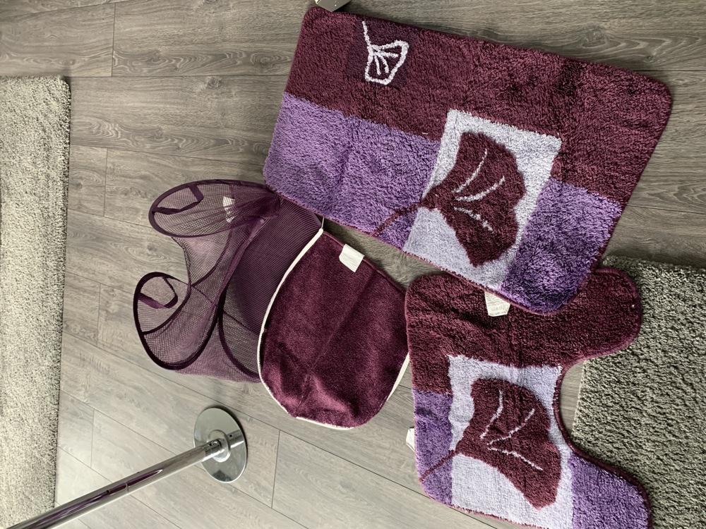 Badmatten mit farblich passenden Wäschenetz lila