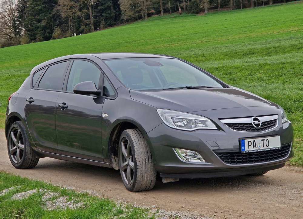 Opel Astra Astra J 1.4 Turbo, *Motor neu*, AHK, 8f bereift